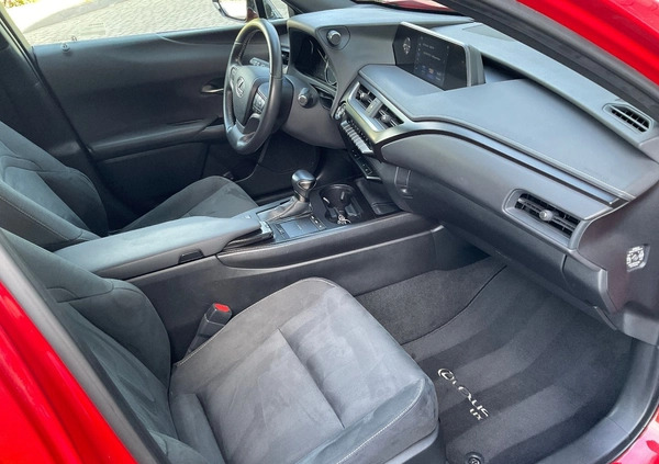 Lexus UX cena 129900 przebieg: 30760, rok produkcji 2020 z Kraków małe 466